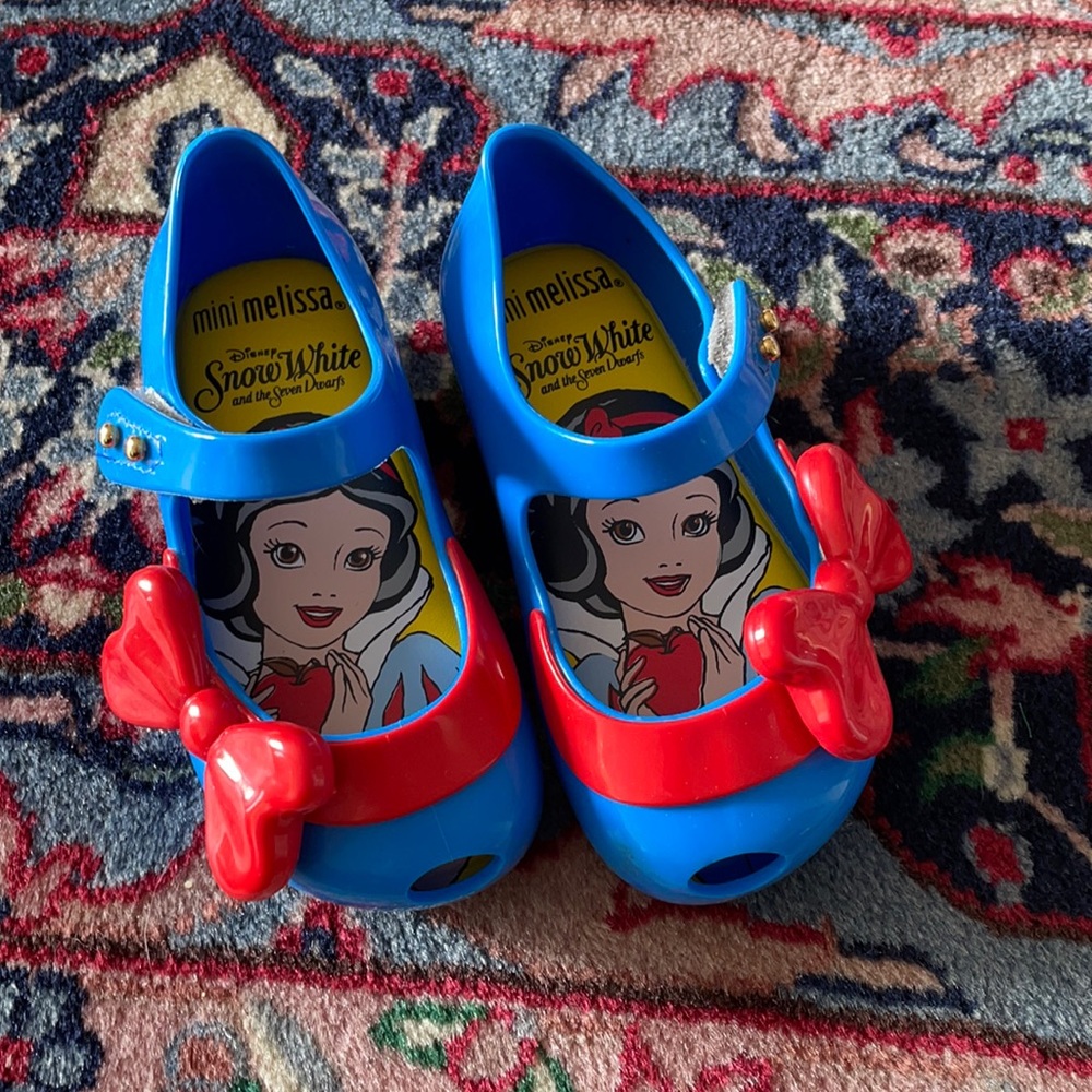 Snow White Mini Melissa Shoes size 6 EUC